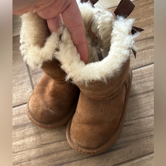 Ugg Bailey Bow toddler boots size 7. - Picture 5 of 6